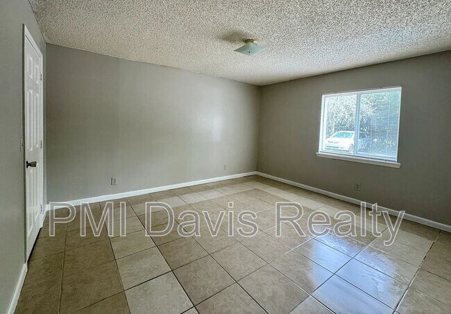 Building Photo - 1845 Lindberg Dr