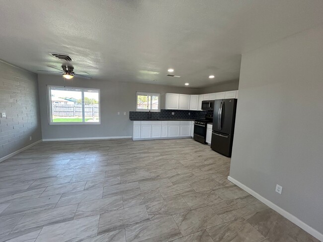 Building Photo - Remodeled 4 bed 2 bath home