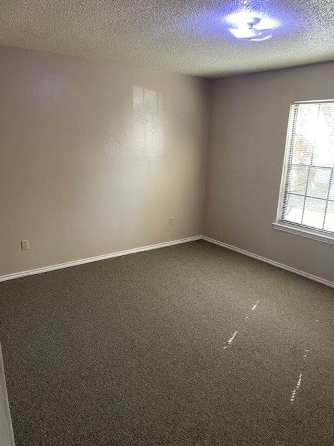 Building Photo - Spacious 2 Bedroom, 1 Bathroom Apartment