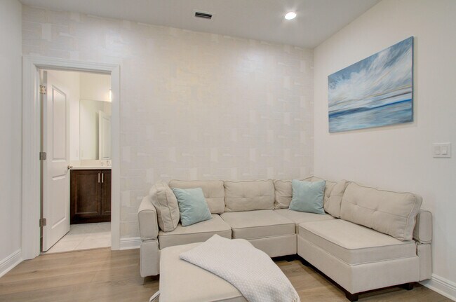Building Photo - 587 Sanderling Cir
