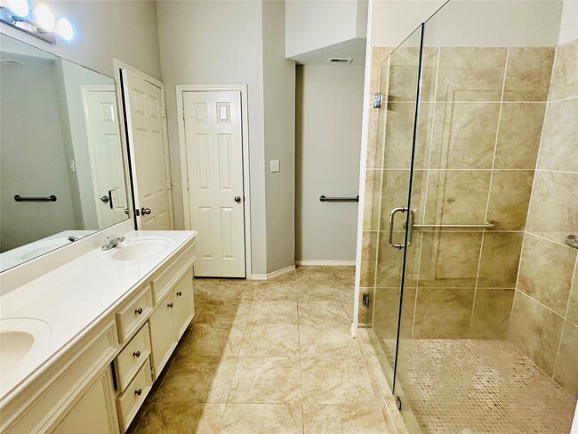 Building Photo - 5643 Walnut Glen Ln