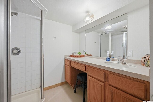 Building Photo - 2681 Lakeview Dr