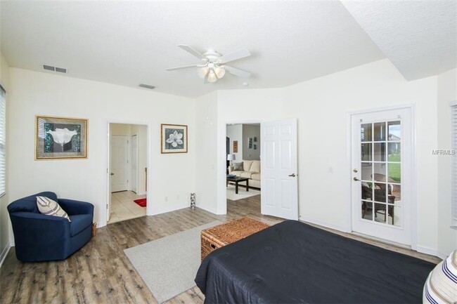 Building Photo - ANNUAL - 4/2.5 LARGE/CLEAN  HOME - GATED C...