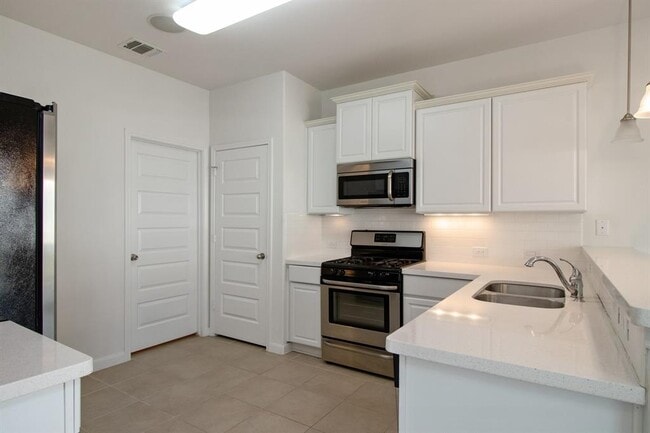 Building Photo - 1620 Bryant Dr