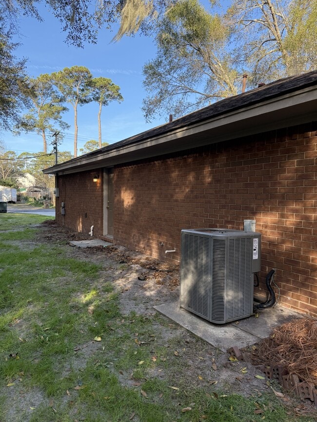 Building Photo - 1008 Old Oatland Island Rd