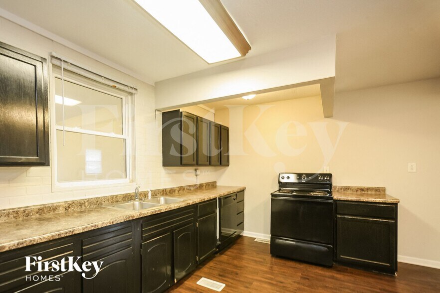 Building Photo - 6925 Bloomfield Dr E