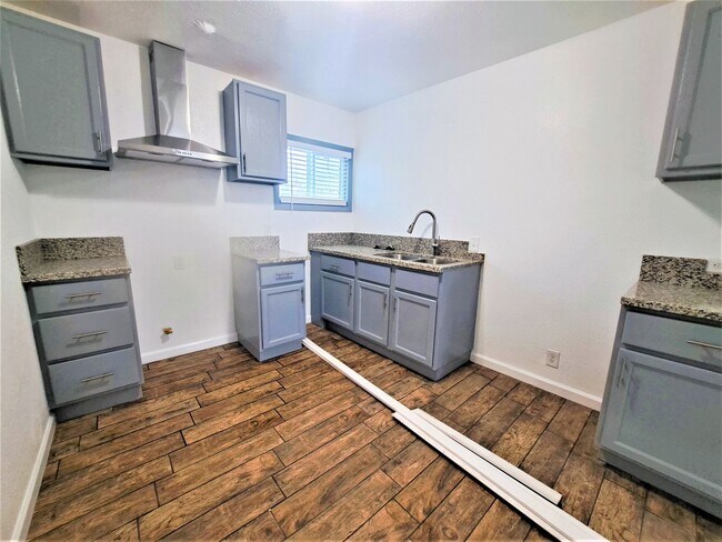 Building Photo - 1307-1309