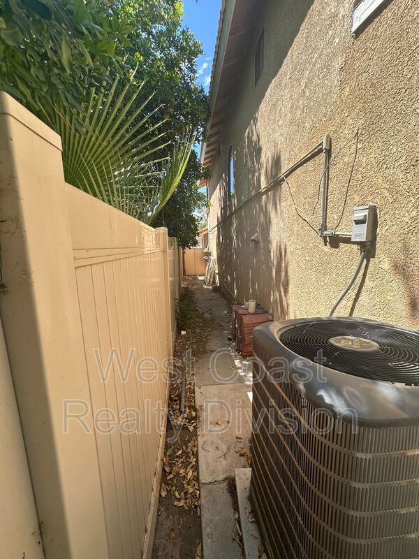 Building Photo - 1847 S Raintree Pl