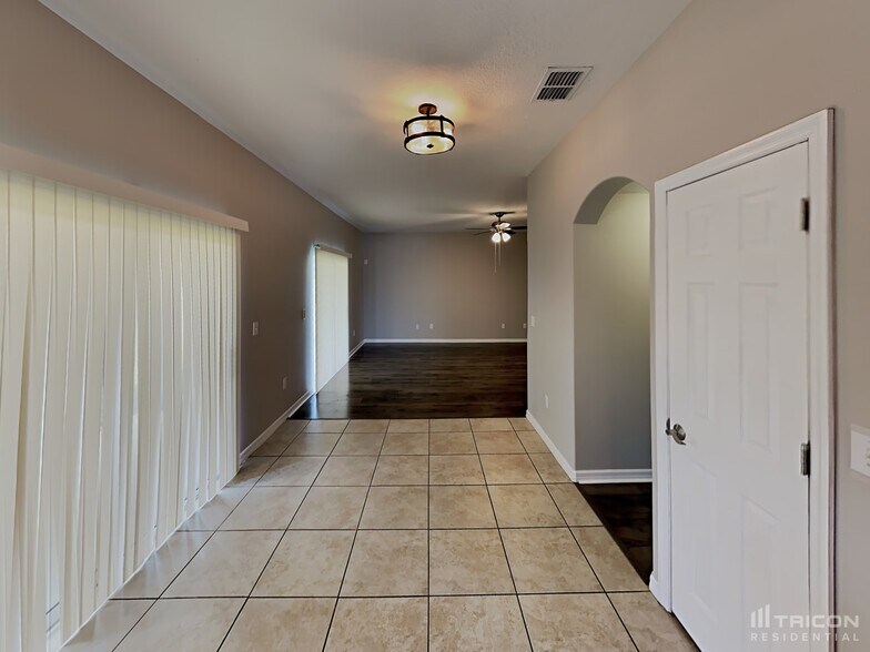 Building Photo - 13805 Newport Shores Dr