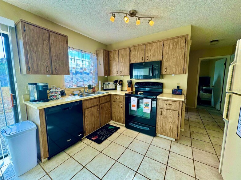 Building Photo - 13188 Delbarton St