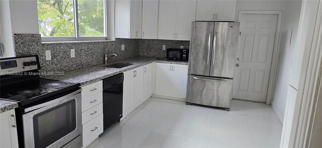 Building Photo - 3915 Ponce de Leon Blvd