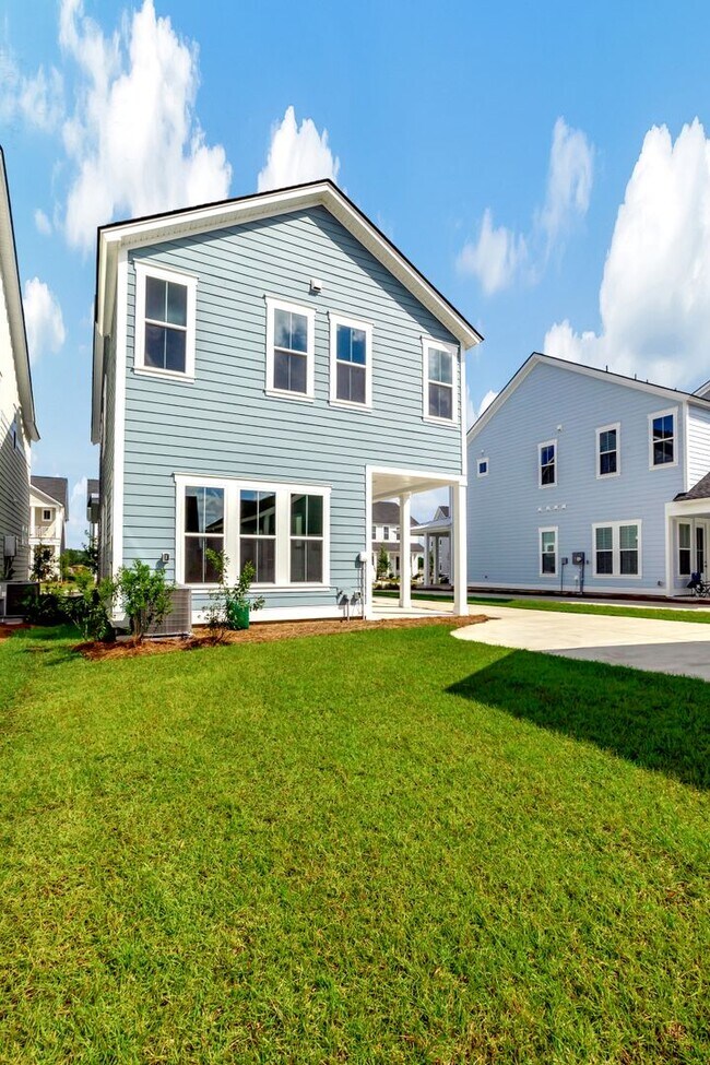 Building Photo - "Resort-Style Living Begins Right at Your ...