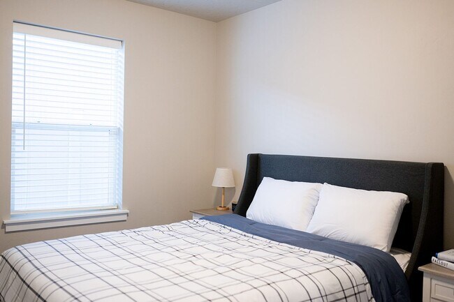 Building Photo - 4 bed 2 bath with bonus room