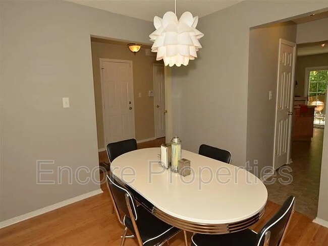 Building Photo - 6225 Saybrooke Dr