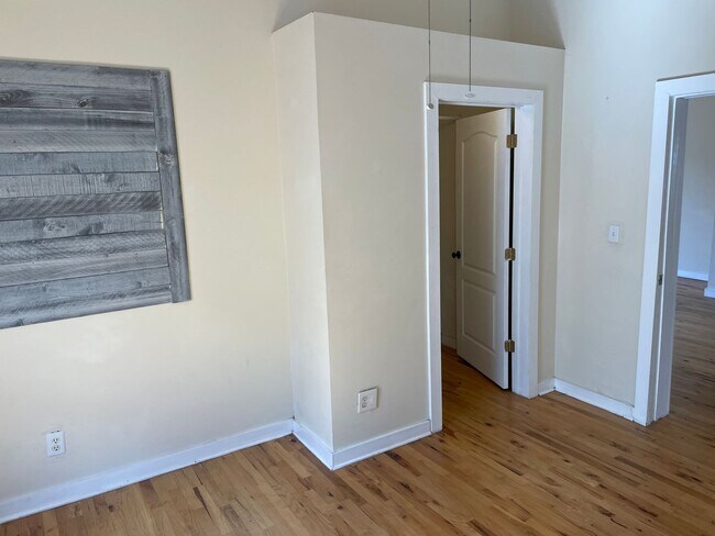 Building Photo - Historic Ybor City Bungalow