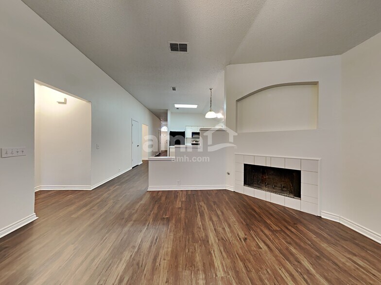 Building Photo - 933 Paddington Dr E