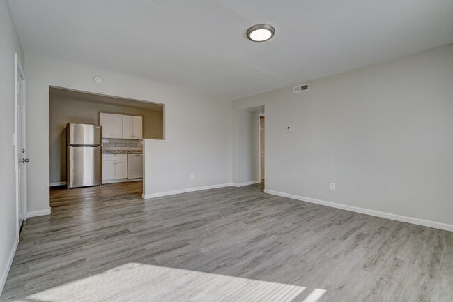 Building Photo - Garden Square Apartments