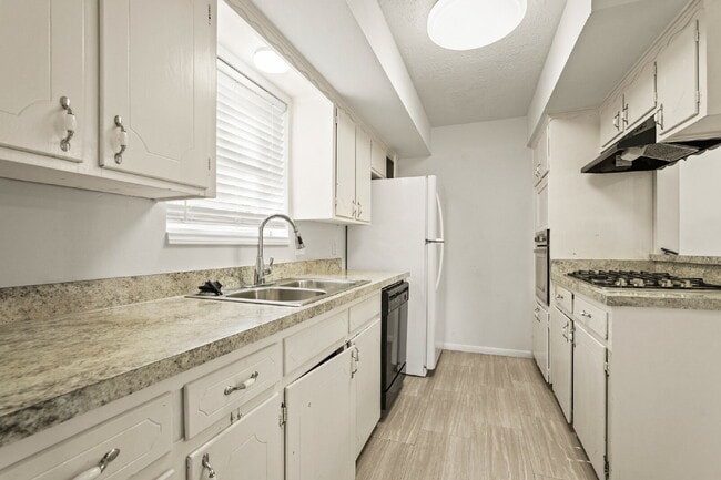 Building Photo - Recently updated 3-bedroom, 2-bath home in...