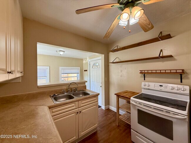 Building Photo - 625 Meteor St