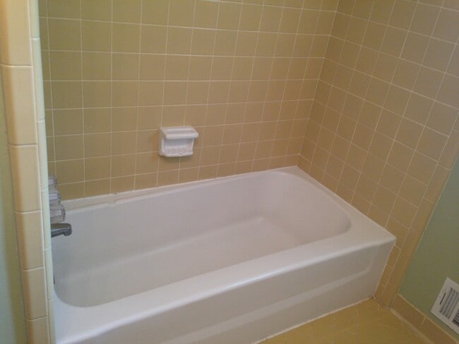 Building Photo - **ASK HOW YOU CAN MOVE IN WITH NO SEC. DEP.**105 Timberlane Trl: 3BD, 2BA brick ranch on level lo...