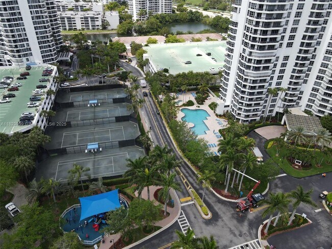 Building Photo - 3500 Mystic Pointe Dr