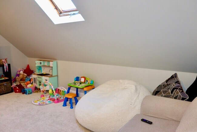 Building Photo - 10 Cushing St