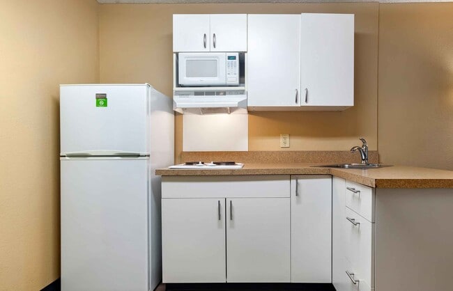 Building Photo - Furnished Studio-Palm Springs - Airport