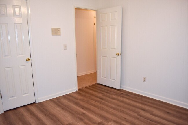 Building Photo - Three Bedroom Two Bath outside Eglin Gates