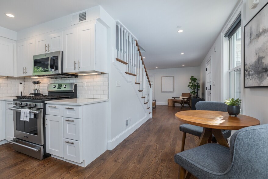 Building Photo - 121 Centre St