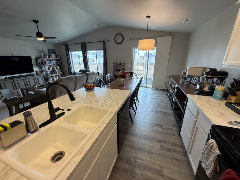 Building Photo - 1840 SW Sparrow Pl