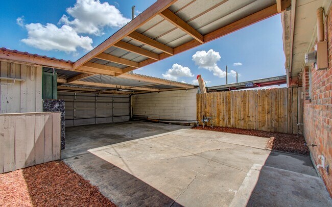 Building Photo - 8820 Bissonnet St