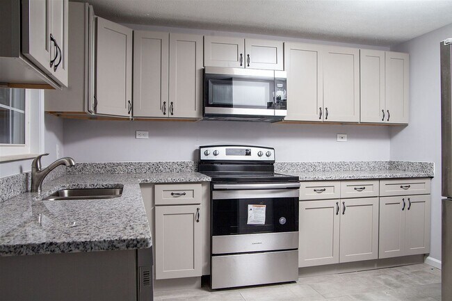 Building Photo - 3020 Featherstone Dr
