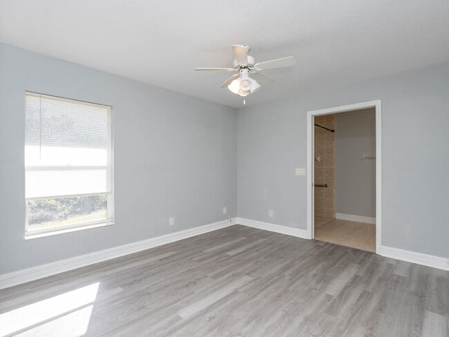 Building Photo - 2-Bed, 2-Bath Venice Home with Brand New Roof and AC