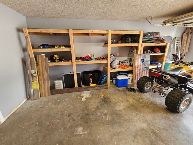 Building Photo - Beautiful 4 Bedroom / 2 Bath Large Home wi...