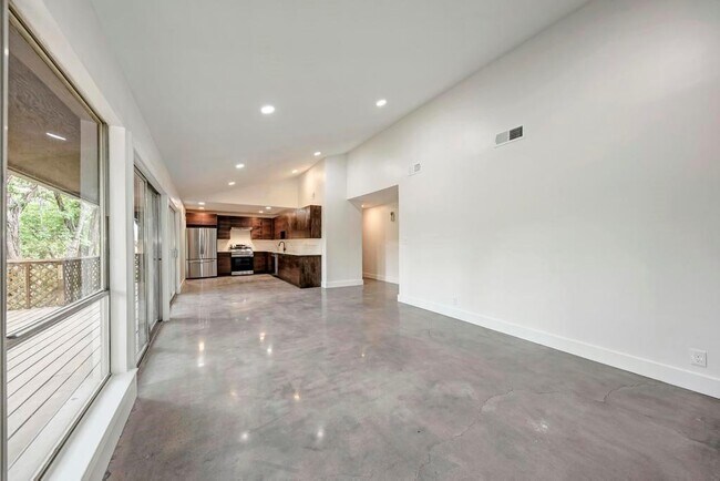 Building Photo - 6305 Forest Hills Dr