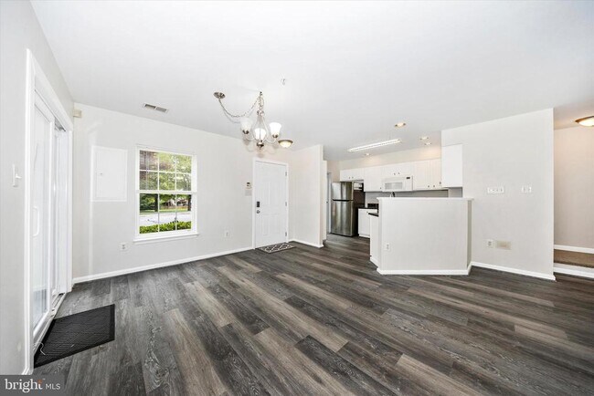 Building Photo - 4960 Clarendon Terrace