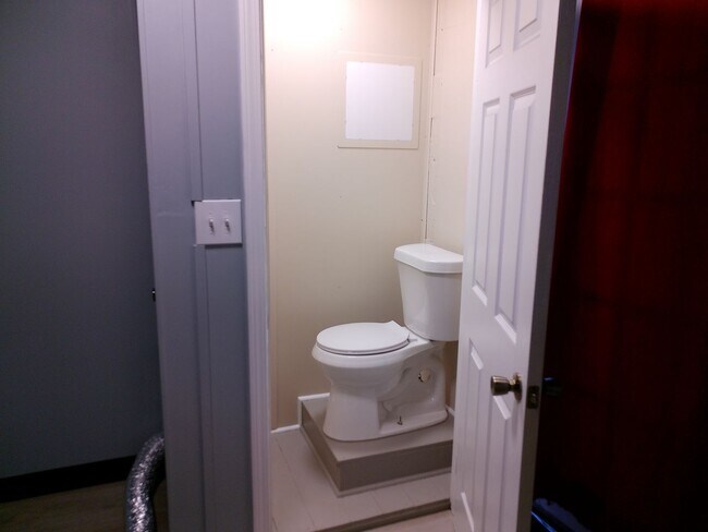Building Photo - 1 Bedroom Newly Renovated Apartment Move-In Ready