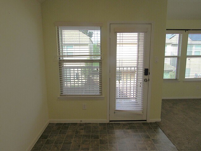 Building Photo - Conveniently located townhome in gated com...