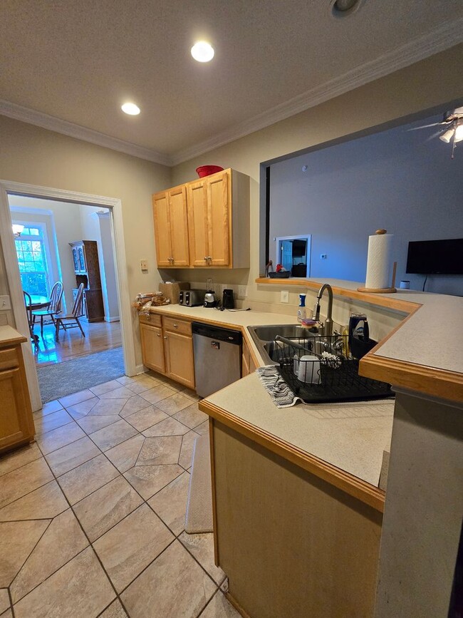 Building Photo - NEW LISTING!!