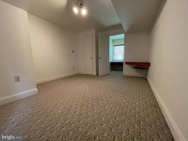 Building Photo - 2412 Poplar Rd