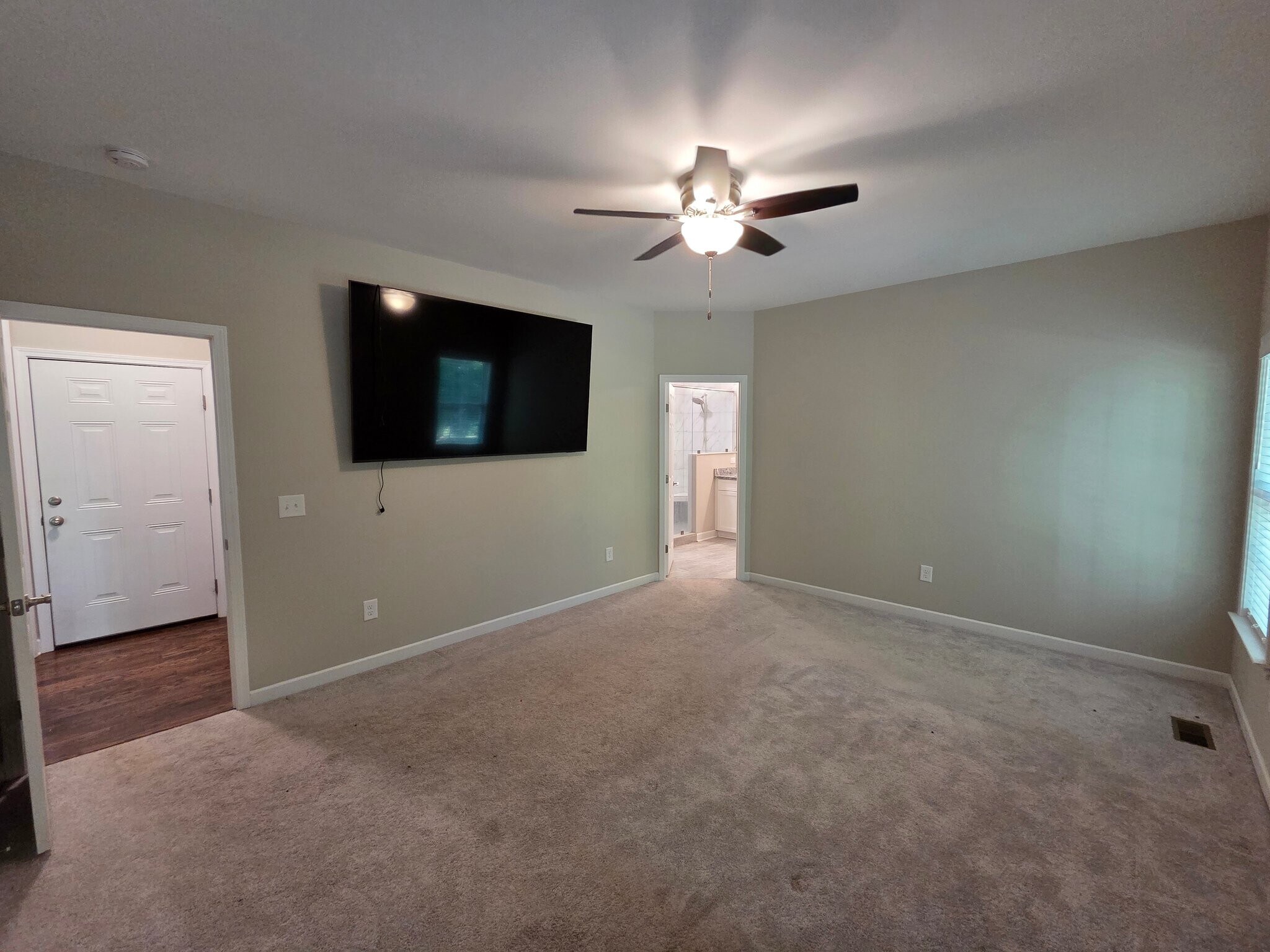 Building Photo - 2230 Evergreen Dr