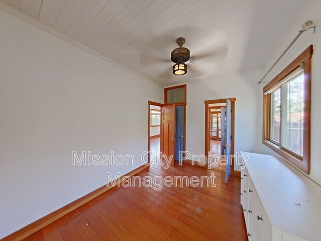 Building Photo - 1110 Curley Ave
