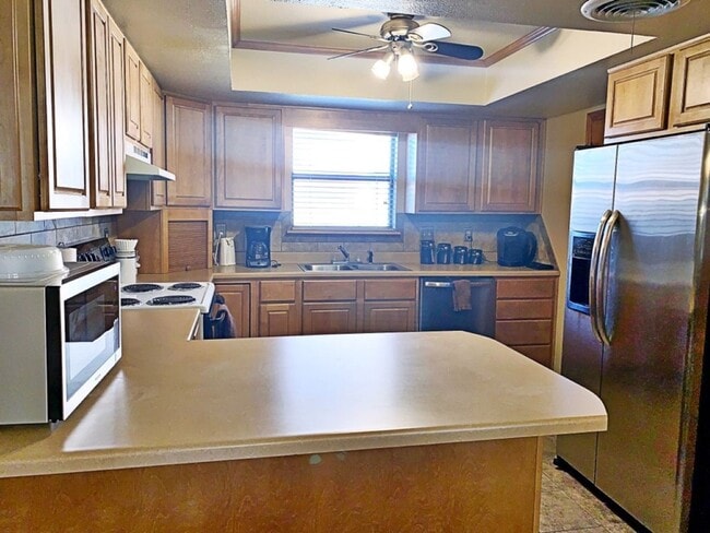 Building Photo - 3 Bedroom, 2 Bath, 2 car garage