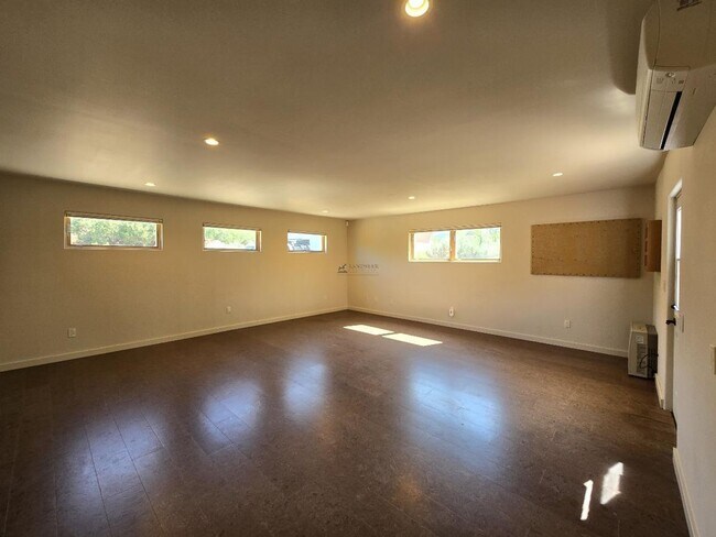 Building Photo - 133 Valley Dr