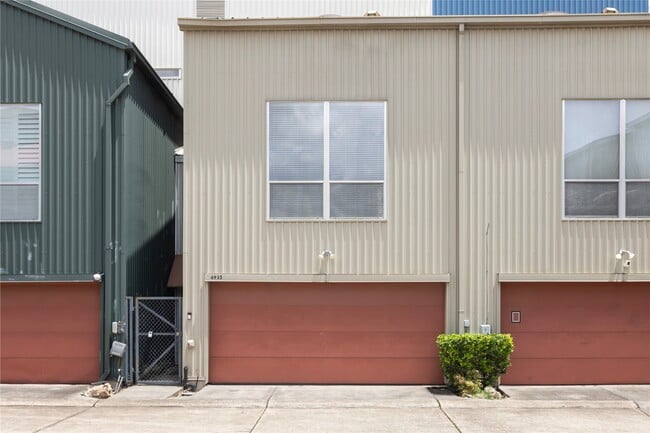 Building Photo - 6935 Yellowstone Way Dr