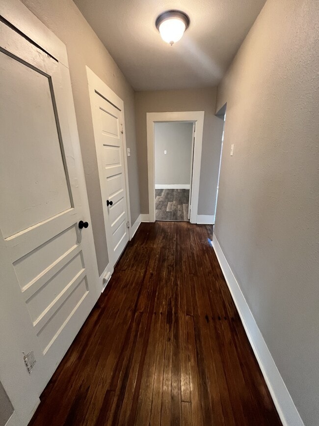 Building Photo - 916 N Austin St