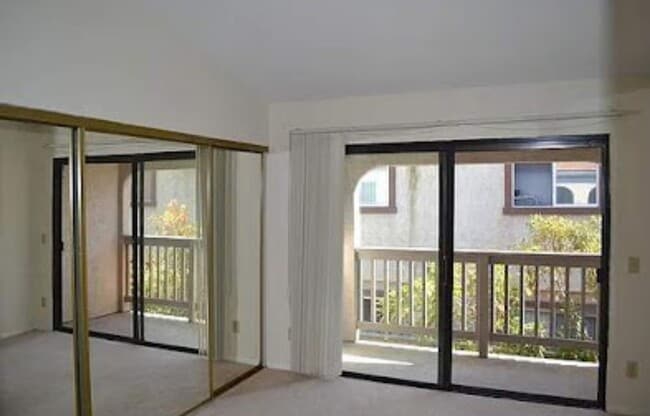 Building Photo - MUST SEE!! Stunning Two Bedroom Three Bath...