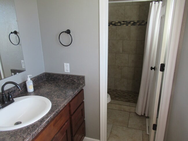 Building Photo - 1410 Auburn Dr