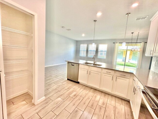 Building Photo - Upscale 3Beds/2.5Baths Townhouse living in...