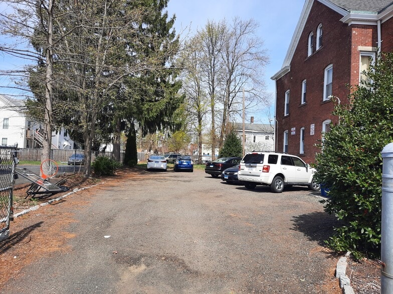PARKING LOT - 177 Davenport Ave